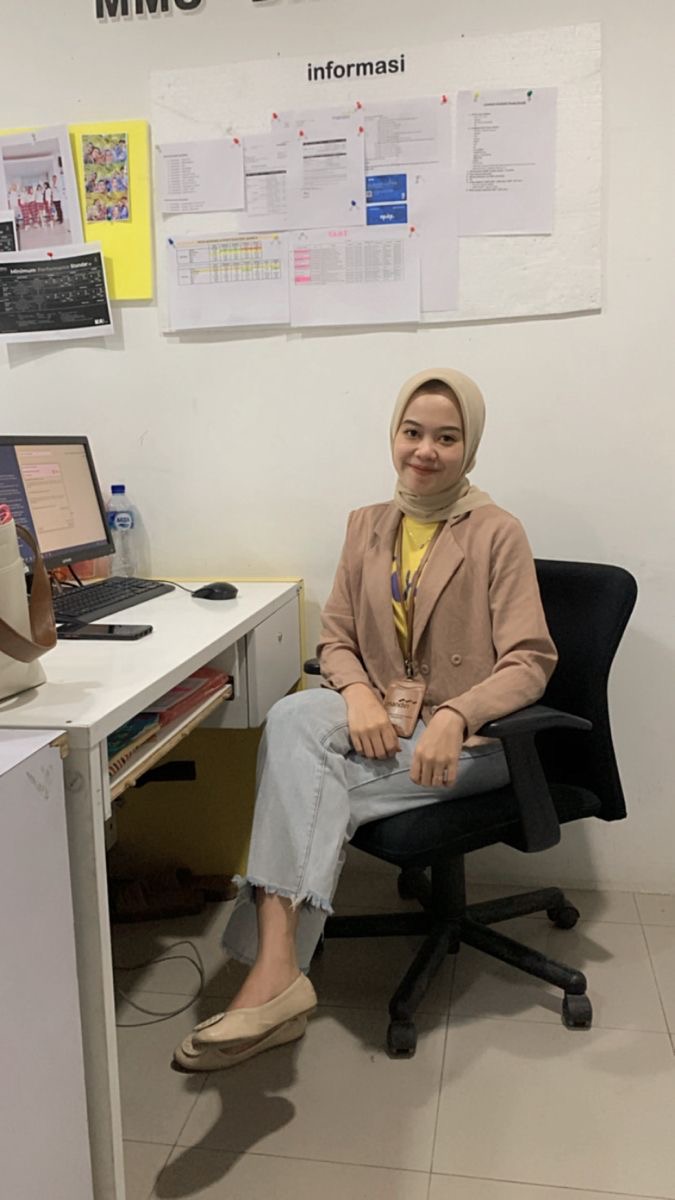 Dewi Aqilah Syah, Kakitangan Awam